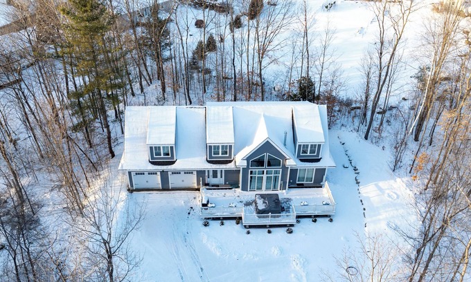 Lincoln House | Spacious 5-bedroom house with Hot Tub, AC and WiFi