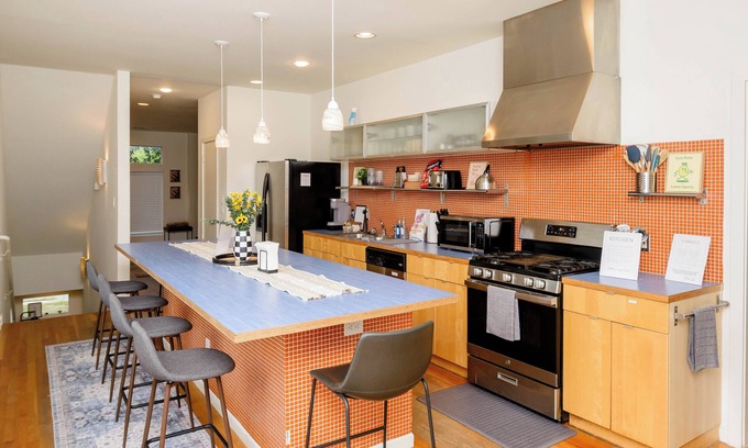 Hyde Park House | Spacious 5-Bedroom house in Austin w/WiFi, AC, attached baths, 10 mins from DT.