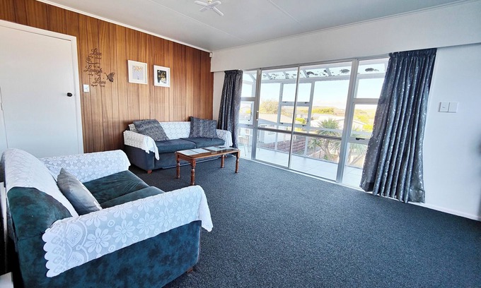 Johnsonville House | Spacious 5-bedroom house in awesome Wellington with AC