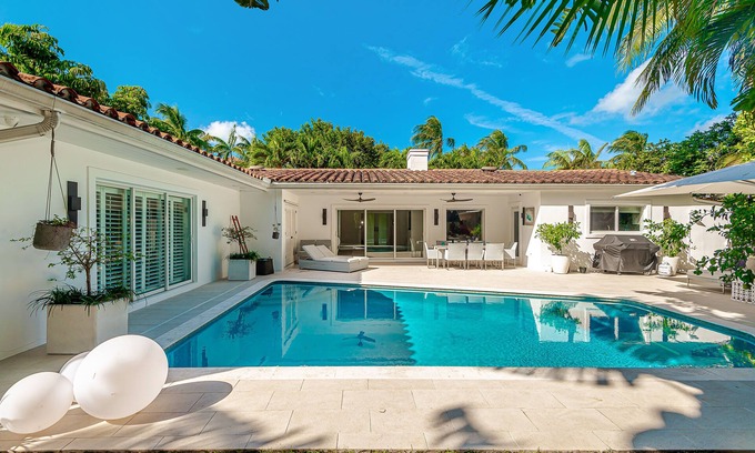 Key Biscayne House | Spacious 5-bedroom house with beautiful backyard with pool in Key Biscayne
