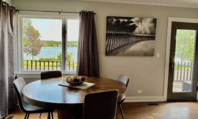 Como House | Spacious 5-bedroom house in lovely Lake Geneva with AC, WiFi