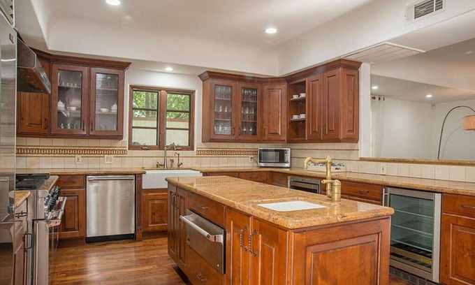 Hollywood Hills House | Spacious 5-bedroom house with WiFi, AC in fabulous Los Angeles