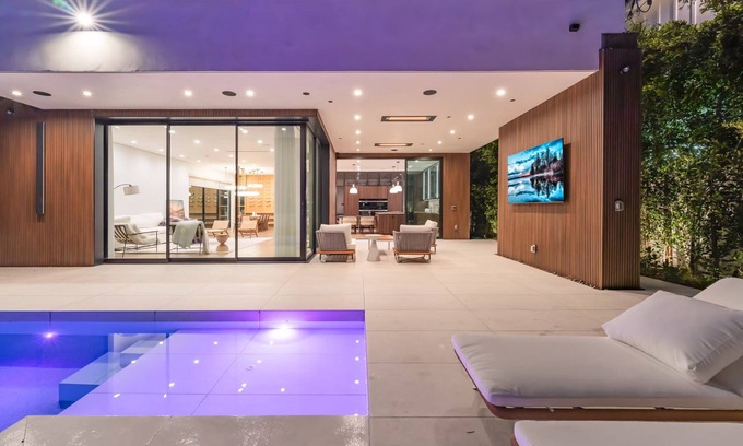 Beverly Grove House | Spacious 5-bedroom house in fabulous Los Angeles with WiFi, AC