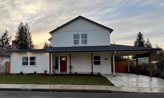 McMinnville House | Spacious 5 Bedroom Wine Country Retreat & Hot tub