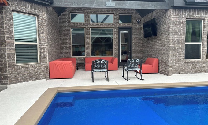 Pflugerville Other | Spacious 5-bedroom farmhouse in peaceful Pflugerville with AC, WiFi
