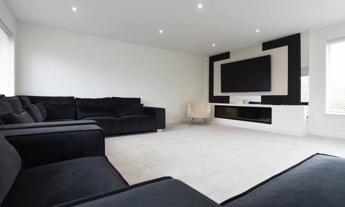 Cowplain Apartment | Spacious 5 Bedroom w/Hot Tub | Waterlooville`s Gem