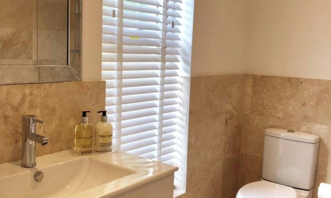 Rowton House | Spacious 5 Bedrooms-5mins to Town-Perfect for Families, Friends & Corporate use!