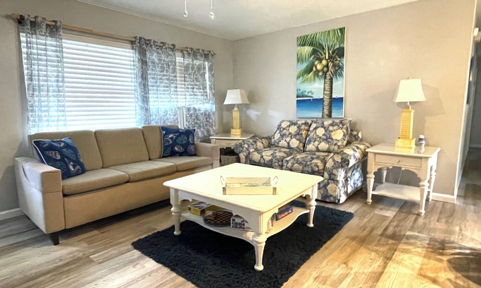 Walsingham House | Spacious 5 Bedrooms Close to Beach, Mall, Movies!