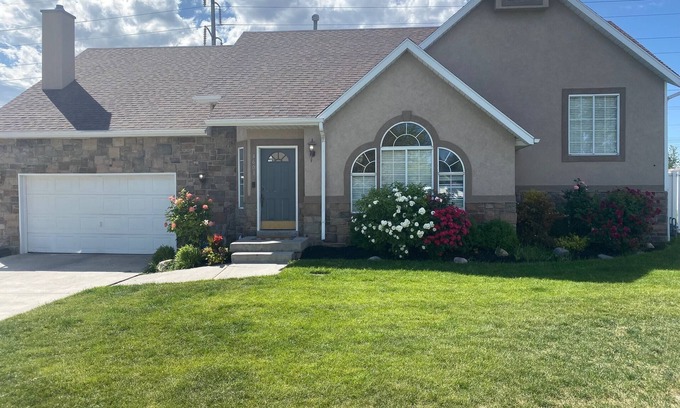 West Jordan House | Spacious 5 BR/3 Bath Home with a PRIVATE HOT TUB! 2x full Kitchens & Laundry
