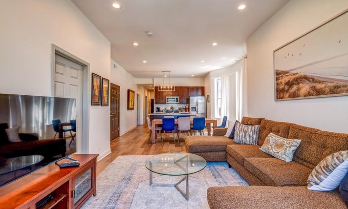 North Lawndale Apartment | Spacious 5-BR Apt next to transit Free Parking