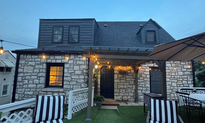 Frankfort House | Spacious 5 BR Dutch Cottage in Historic Downtown Frankfort on Bourbon Trail.