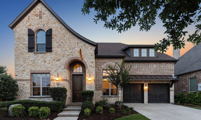 Flower Mound House | Spacious 5 br house sleeps 14 with lots of indoor and outdoor space.