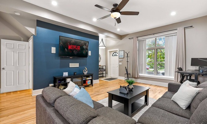 East Garfield Park House | Spacious 5 BR/King Size Beds + Private Parking!