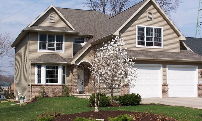Butte Des Morts House | Spacious 5 BR Lake Front Home w/game room, 30 miles to Lambeau, 20 miles to EAA