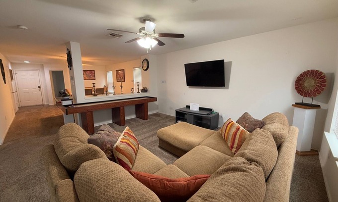 Pflugerville House | Spacious 5BR 11 Beds Sleeps 15 Fenced Yard w/Grill – Great July Rates!