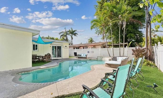 Melaleuca Gardens House | Spacious 5BR |Heated Pool |2 Miles Beach & Airport