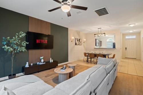 Humble House | Spacious 5BR Home near IAH airport - Sleeps 16