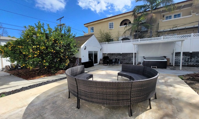 Pico - Robertson House | Spacious 5BR Home 5 min to Rodeo Drive with Hot Tub, Spacious Backyard & Parking