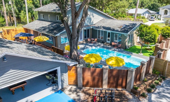 Seminole House | Spacious 5BR Retreat ~ Heated Pool ~ Near Beach & Dining ~ Bikes Included!