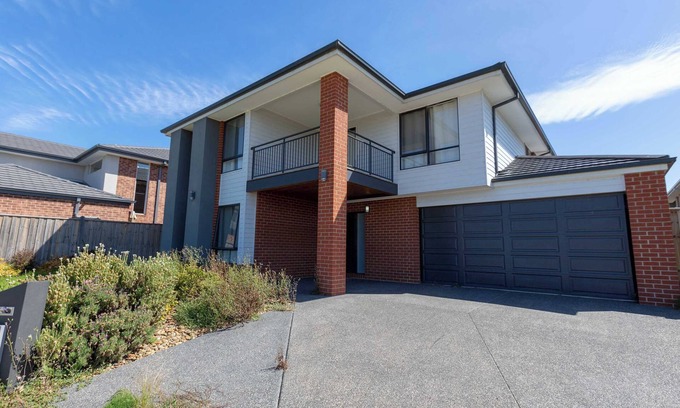 Point Cook House | Spacious 5BR Waterfront Home|Workspace|Golf|City Views