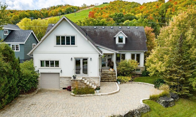 The Blue Mountains House | Spacious 6 bedroom 150m walk to the ski lift. 5 min walk to village (30 day min)