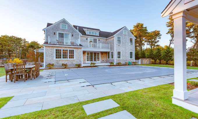 Surfside House | Spacious 6 bedroom home in the Surfside area of beautiful Nantucket.