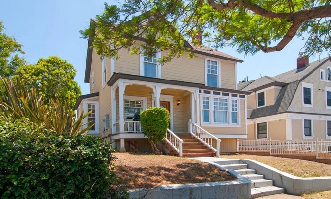 Bankers Hill House | Spacious 6-bedroom house in lovely San Diego with AC, WiFi