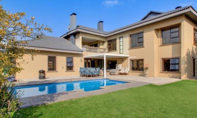 Greater Johannesburg Metropolitan Area House | Spacious 6-bedroom house in charming Sandton with fitness room, WiFi