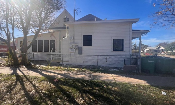 Government Hill House | Spacious 6-bedroom house with WiFi and AC in welcoming San Antonio
