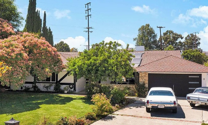 Simi Valley House | Spacious 6-bedroom house in lovely Simi Valley with 6 hole putting course