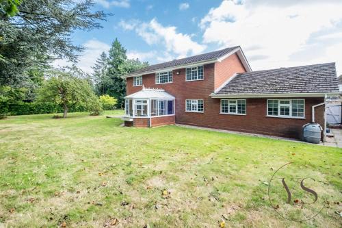 Sutton Coldfield House | Spacious 6BR Villa in 32 Le More Birmingham with 7 Beds and Free Onsite Parking