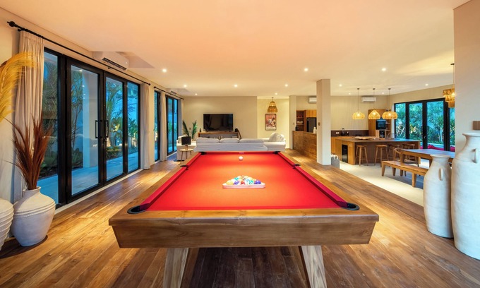 Berawa Villa | Spacious 6BR villa with 17m pool in Berawa Canggu