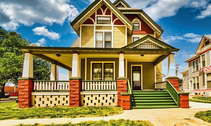 Wichita House | Spacious 7-bedroom, 5 bathroom house with WiFi and HVAC in wonderful Wichita
