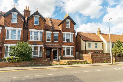 Stuppington House | Spacious 7 Bedroom Home with Parking, Perfect for Contractors & Families