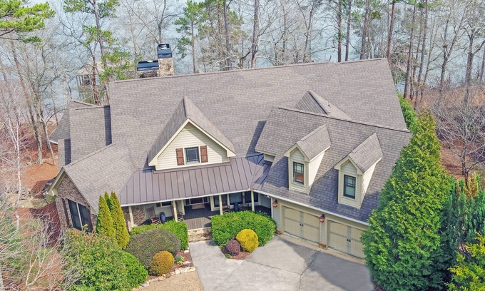Toccoa House | Spacious 7-bedroom lakefront at Currahee Club