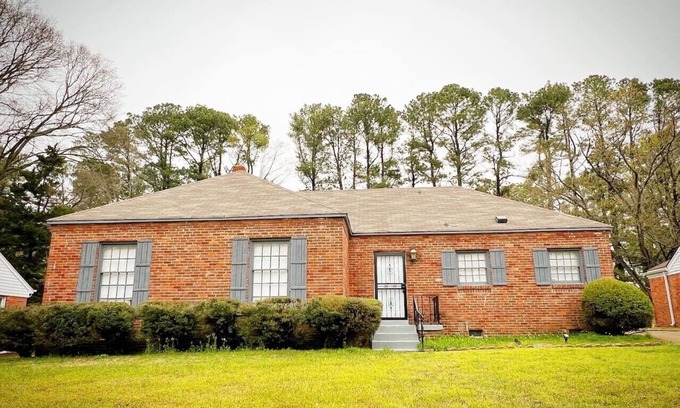 East Memphis House | Spacious 8BR Getaway: 2 Homes, BBQ Near Downtown