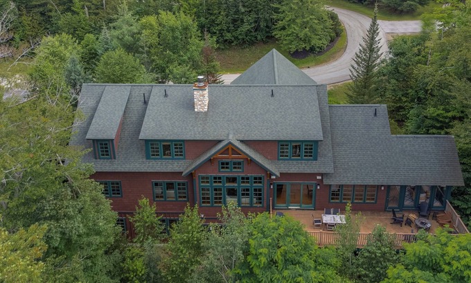 Lincoln House | ✨ Spacious 9BR Retreat | 5.5BA | ⛷ Ski Shuttle | 🐾 Pets | 🎮 Games | 🔥 Fire Pit