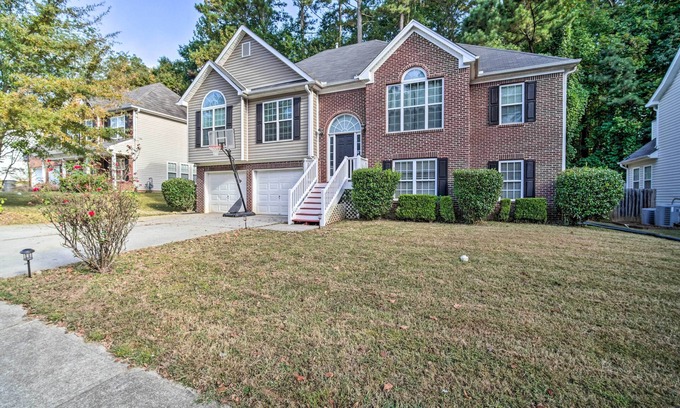 Acworth House | Spacious Acworth Home w/Deck ~ 1 Mi to Lake