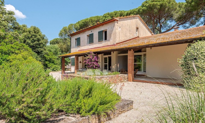 Follonica House | Spacious and beautiful vacation home with beautiful property in the Tuscan countryside.