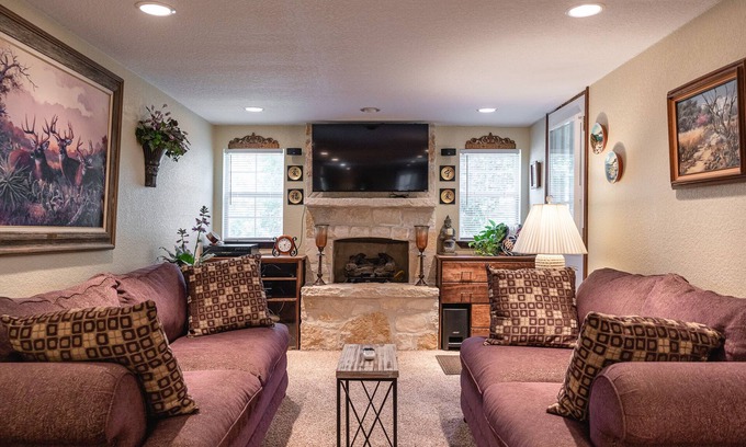 North San Antonio - SAT Apartment | Spacious AND BODACIOUS studio centrally located