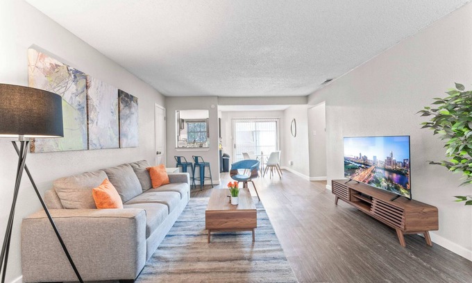 Windsor Park Apartment | Spacious and Chic King Bed 2BR Suite, 5 Min to DT