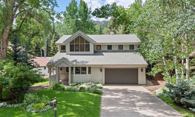 Aspen House | Spacious and cozy 5,000sf retreat walking distance to downtown!