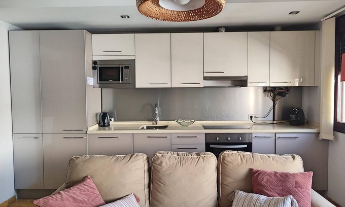 Valdeolleros Apartment | Spacious and modern apartment Lorenzo Ferreira