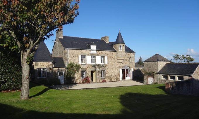 La Richardais House | Spacious and warm family home, with garden, sea view