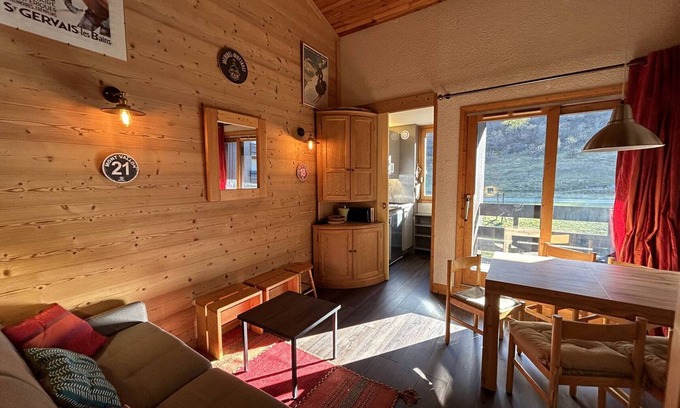 Meribel-Mottaret Apartment | Spacious apartment at the foot of the slopes with balcony, Wi-Fi and ski locker