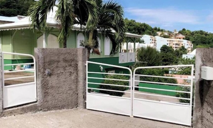 La Trinite Apartment | Spacious apartment near the sea (Garden level)