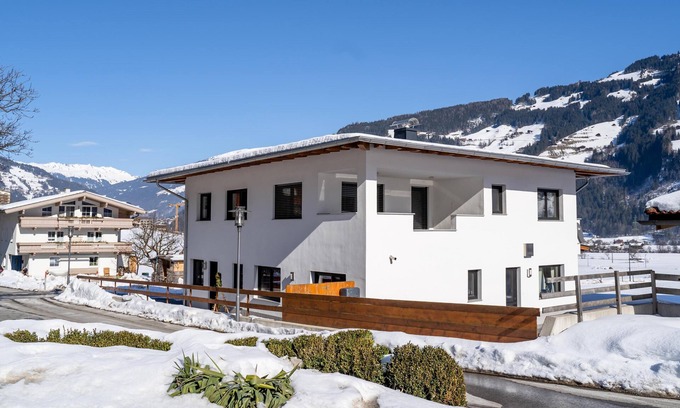 Schwendau Apartment | Spacious apartment with ski bus at the door