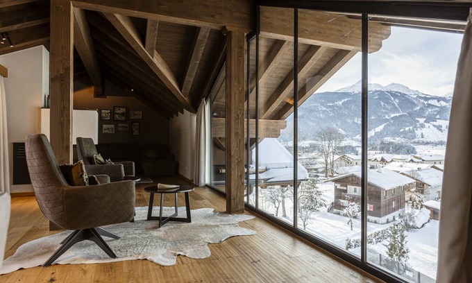 Ehrwald Apartment | Spacious apartment with shared pool