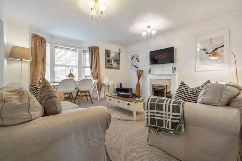 Jesmond Apartment | Spacious Apartment with Parking!