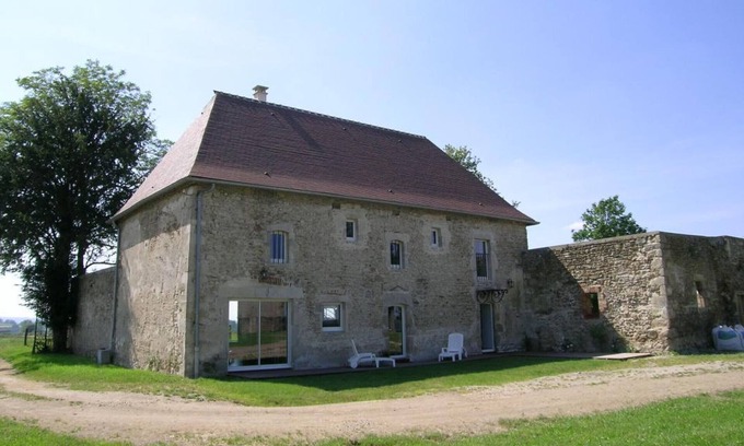 Chirat-l'Eglise Cottage | Spacious barn cottage with Bouble Valley view